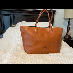 Dooney and Bourke large tote in brown leather!